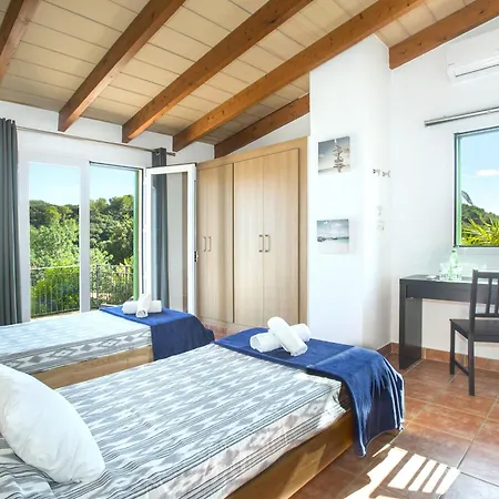 Owl Sion - Exclusive Holidays *