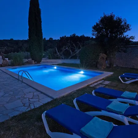 Owl Sion - Exclusive Holidays *