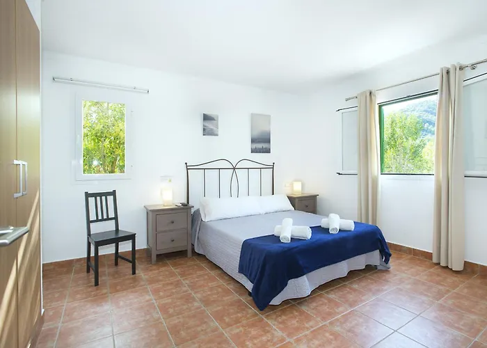 Owl Sion - Exclusive Holidays