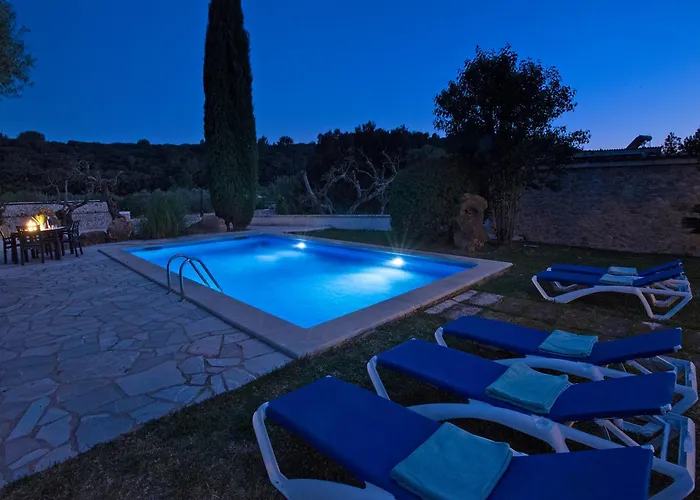 Owl Sion - Exclusive Holidays *