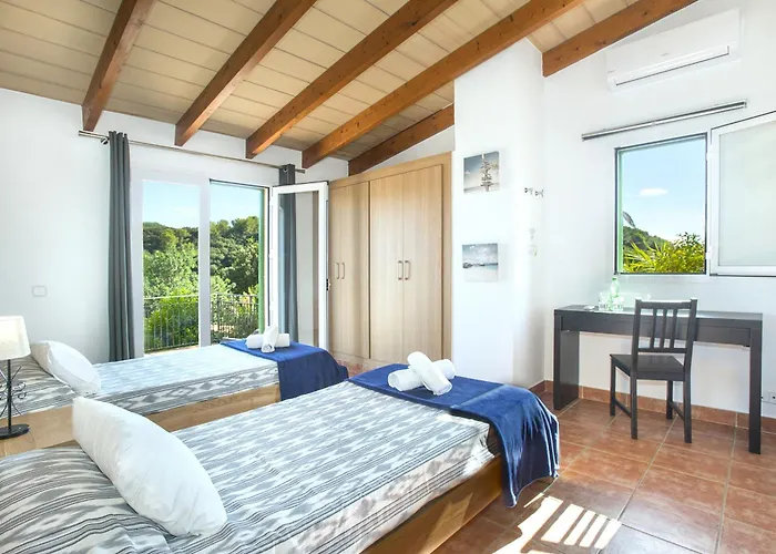 Owl Sion - Exclusive Holidays *