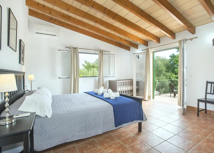 Owl Sion - Exclusive Holidays